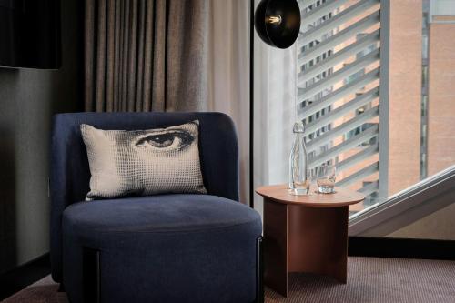 Habitación Sky High Double con vistas al perfil urbano - 1 cama grande o extragrande del hotel Montcalm East, Autograph Collection. Foto 3