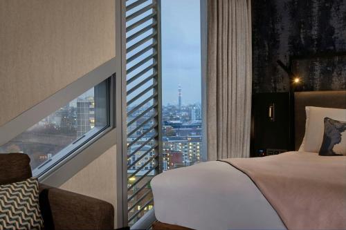 Habitación Sky High Double con vistas al perfil urbano - 1 cama grande o extragrande del hotel Montcalm East, Autograph Collection. Foto 4