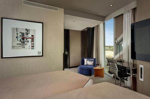 Habitación Doble Sky High con vistas al perfil urbano - 2 camas del hotel Montcalm East, Autograph Collection. Foto 2