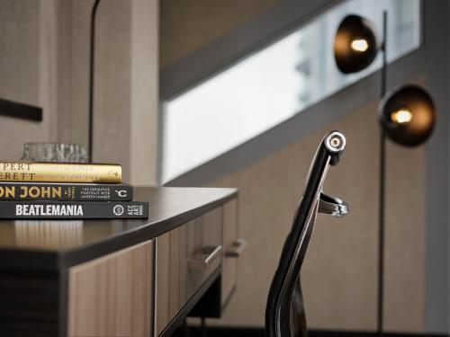 Habitación Feeling Superior con vistas a la ciudad - 1 cama extragrande del hotel Montcalm East, Autograph Collection. Foto 1