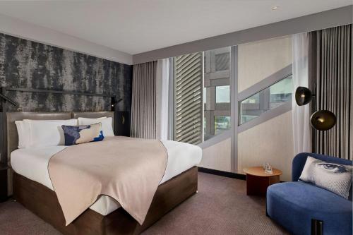 Habitación Feeling Superior con vistas a la ciudad - 1 cama extragrande del hotel Montcalm East, Autograph Collection. Foto 2