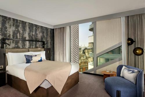 Habitación Anything But Standard con vistas a la ciudad - 1 cama grande del hotel Montcalm East, Autograph Collection. Foto 1