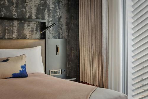 Habitación Anything But Standard con vistas a la ciudad - 1 cama grande del hotel Montcalm East, Autograph Collection. Foto 2