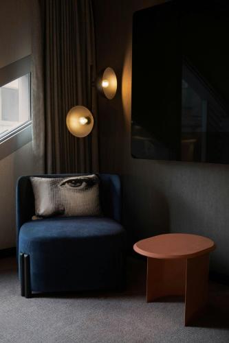 Habitación Anything But Standard con vistas a la ciudad - 1 cama grande del hotel Montcalm East, Autograph Collection. Foto 3