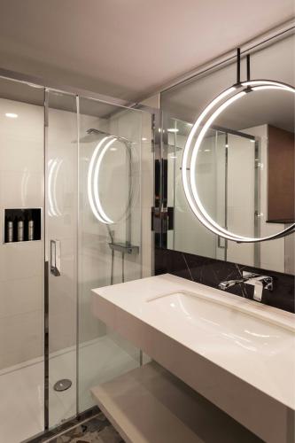 Habitación Anything But Standard con vistas a la ciudad - 1 cama grande del hotel Montcalm East, Autograph Collection. Foto 5