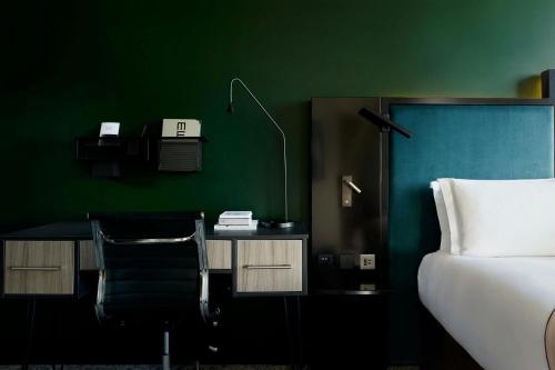 Suite Junior Sky High con vistas al perfil urbano del hotel Montcalm East, Autograph Collection