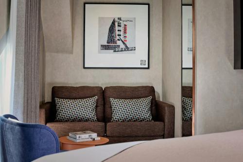 Suite Junior Sky High con vistas al perfil urbano del hotel Montcalm East, Autograph Collection. Foto 1