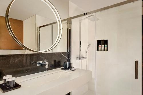 Suite Junior Sky High con vistas al perfil urbano del hotel Montcalm East, Autograph Collection. Foto 3