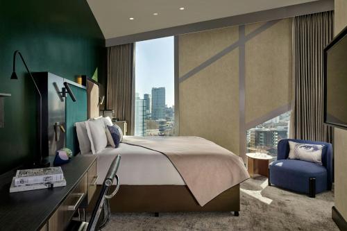Suite Junior Sky High con vistas al perfil urbano del hotel Montcalm East, Autograph Collection. Foto 4