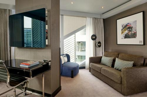 Habitación Junior Suite Dreams con sofá cama - 1 cama extragrande del hotel Montcalm East, Autograph Collection. Foto 2