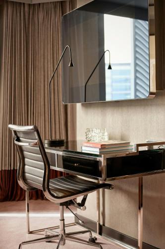 Habitación Junior Suite Dreams con sofá cama - 1 cama extragrande del hotel Montcalm East, Autograph Collection. Foto 6