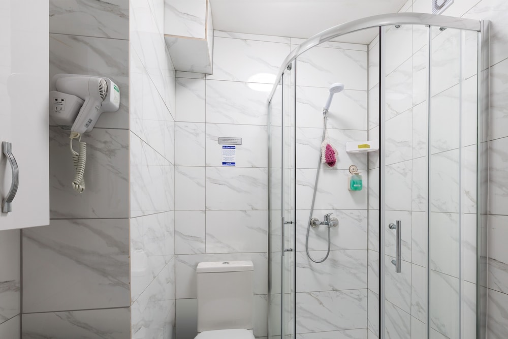 Estudio económico, baño privado del hotel Central Hoxton Shoreditch. Foto 6