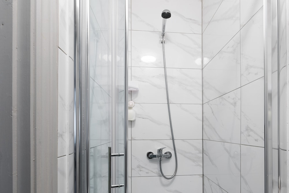 Habitación básica doble, baño privado del hotel Central Hoxton Shoreditch. Foto 7