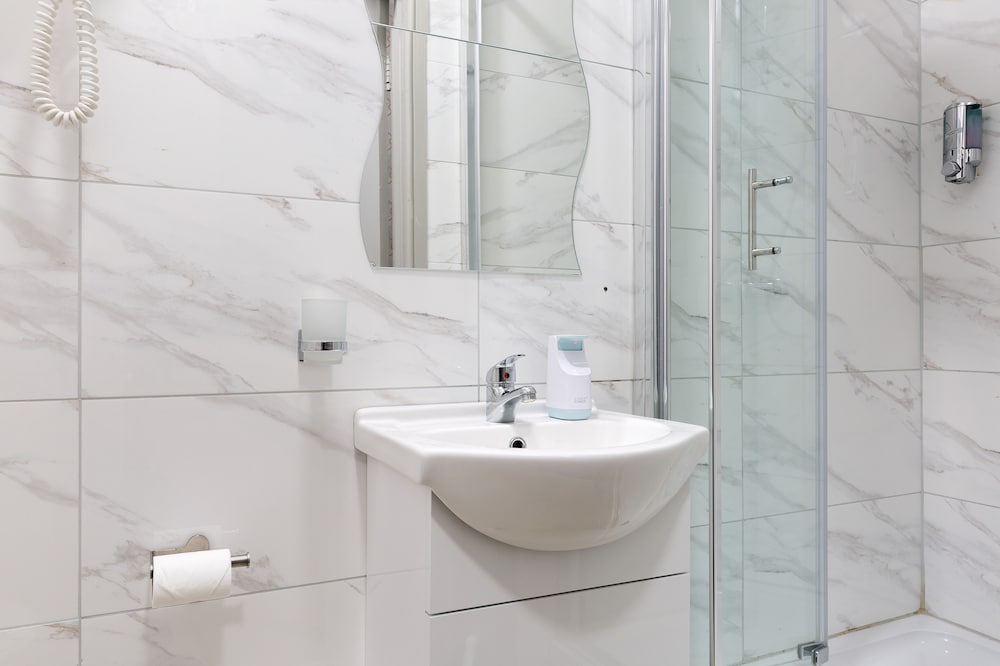 Habitación económica doble, baño privado del hotel Central Hoxton Shoreditch. Foto 6