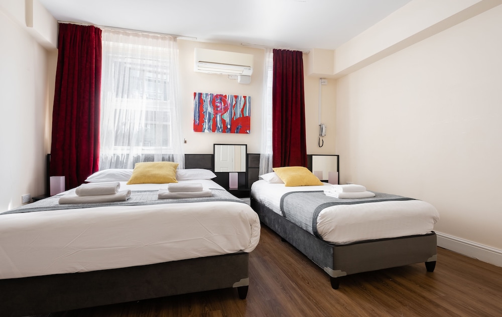 Habitación triple Confort, baño privado del hotel Central Hoxton Shoreditch. Foto 1