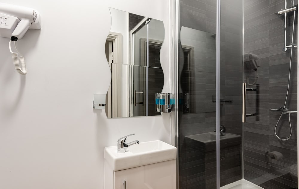 Habitación triple Confort, baño privado del hotel Central Hoxton Shoreditch. Foto 8