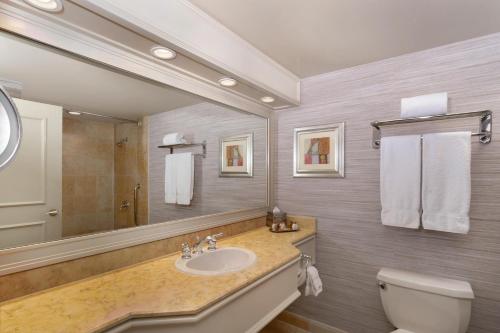 Habitación con vistas a la zona de Strip y 1 cama extragrande o 2 camas grandes del hotel Treasure Island - TI Las Vegas Hotel & Casino. Foto 2