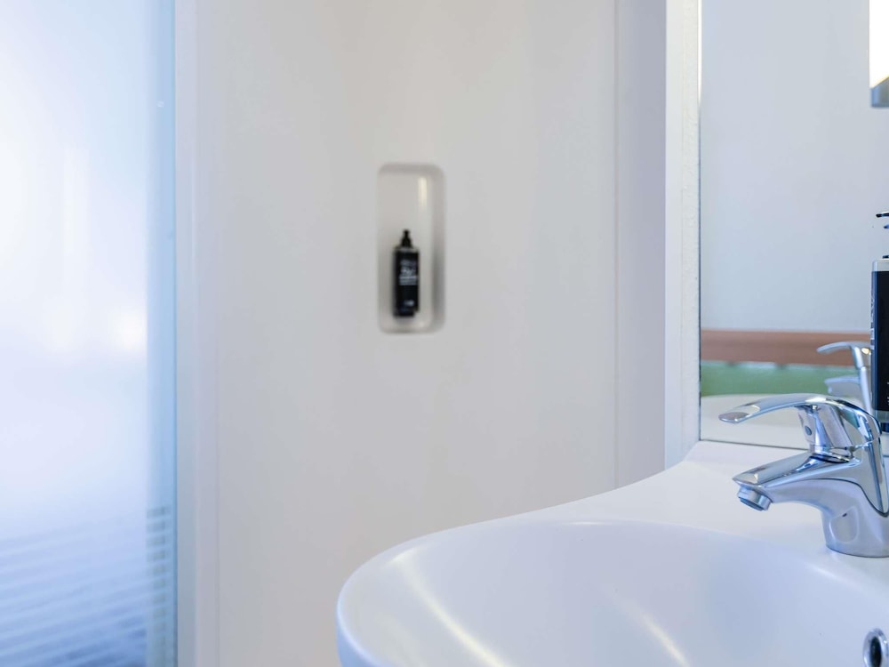 Habitación, 2 camas individuales del hotel Ibis Budget Porto Gaia. Foto 1