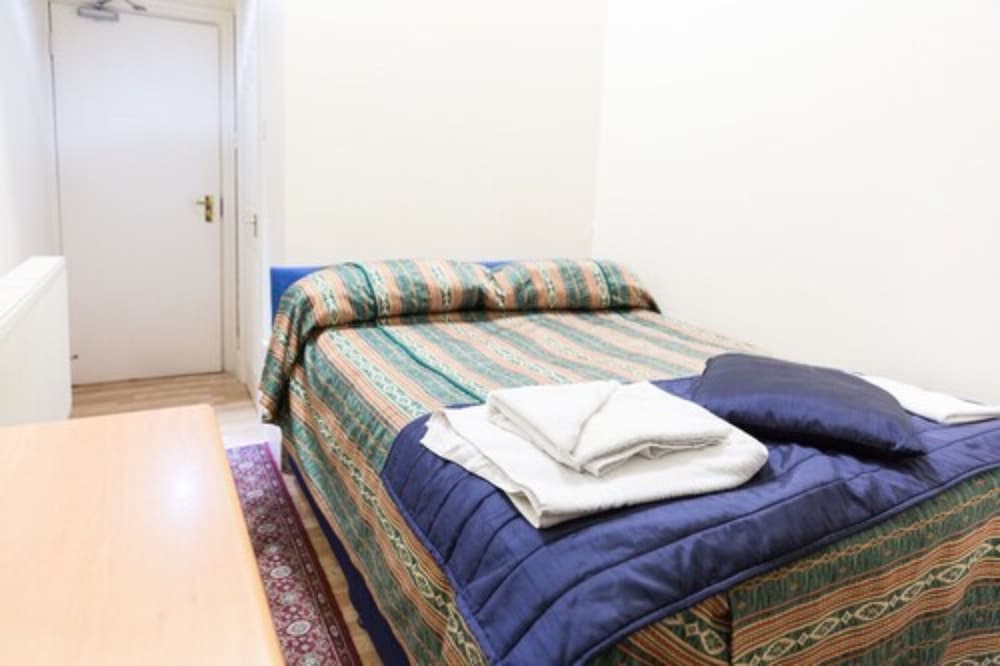 Habitación básica doble, 1 cama doble, baño privado del hotel Atlas Studios. Foto 2