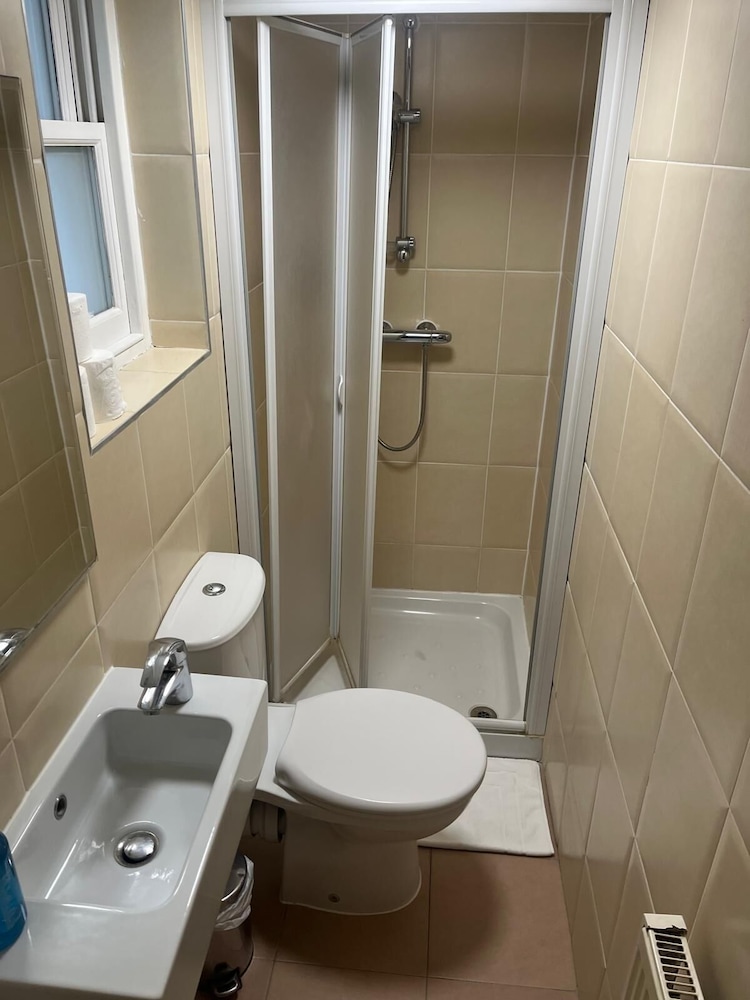 Habitación básica doble, 1 cama doble, baño privado del hotel Atlas Studios. Foto 13