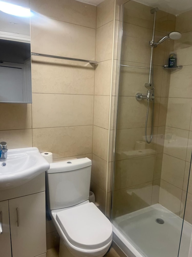 Habitación básica con 2 camas individuales, baño privado del hotel Atlas Studios. Foto 1