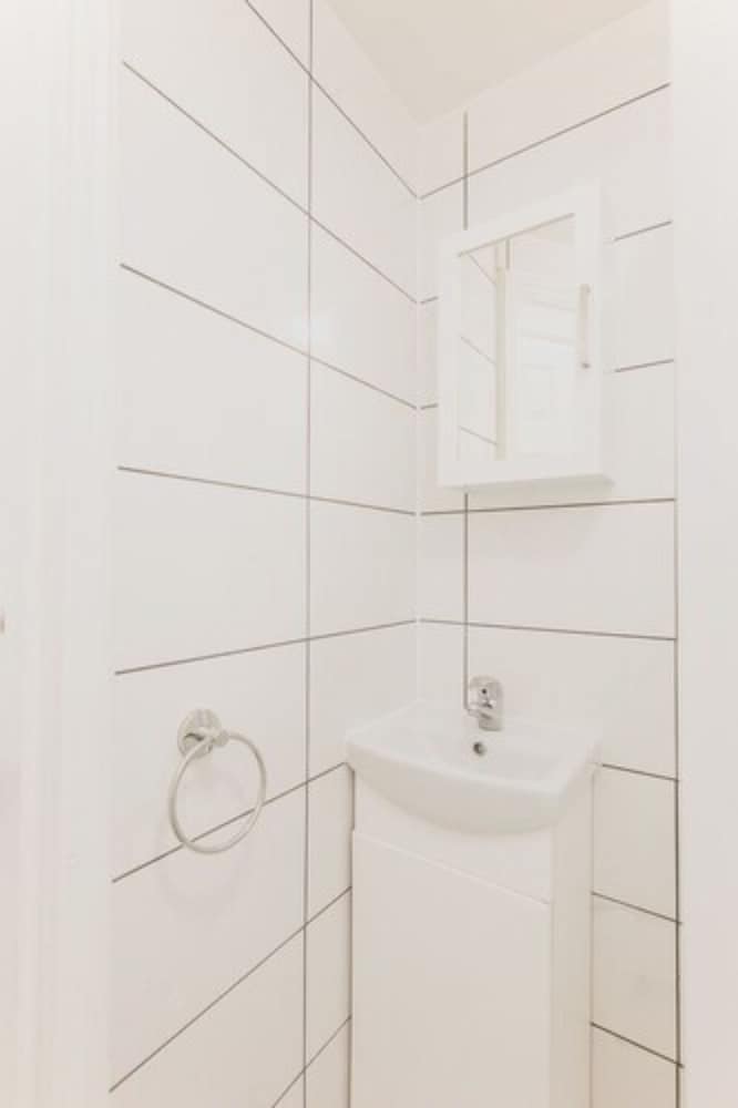 Habitación familiar, varias camas, baño privado del hotel Atlas Studios. Foto 7