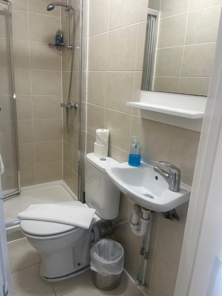 Habitación familiar, varias camas, baño privado del hotel Atlas Studios. Foto 9