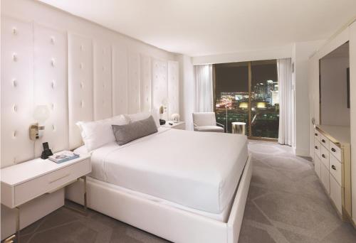 Suite W Premier con cama extragrande del hotel Mandalay Bay Resort and Casino. Foto 2