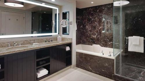 Suite W Premier con cama extragrande del hotel Mandalay Bay Resort and Casino. Foto 3