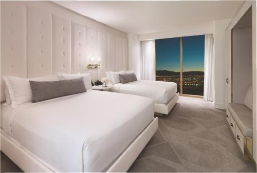Suite Premier con 2 camas grandes del hotel Mandalay Bay Resort and Casino. Foto 1