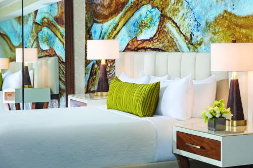 Suite Elite con cama extragrande del hotel Mandalay Bay Resort and Casino. Foto 1
