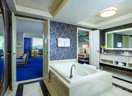 Suite Elite con cama extragrande del hotel Mandalay Bay Resort and Casino. Foto 2
