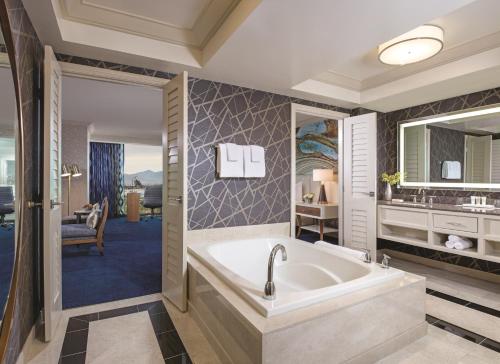 Suite Elite con cama extragrande del hotel Mandalay Bay Resort and Casino. Foto 8