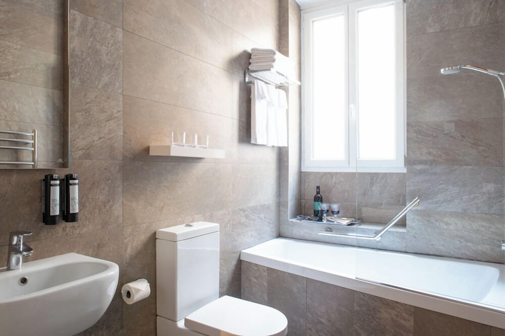 Habitación Premium con 2 camas individuales del hotel De La Porte Dorée. Foto 4