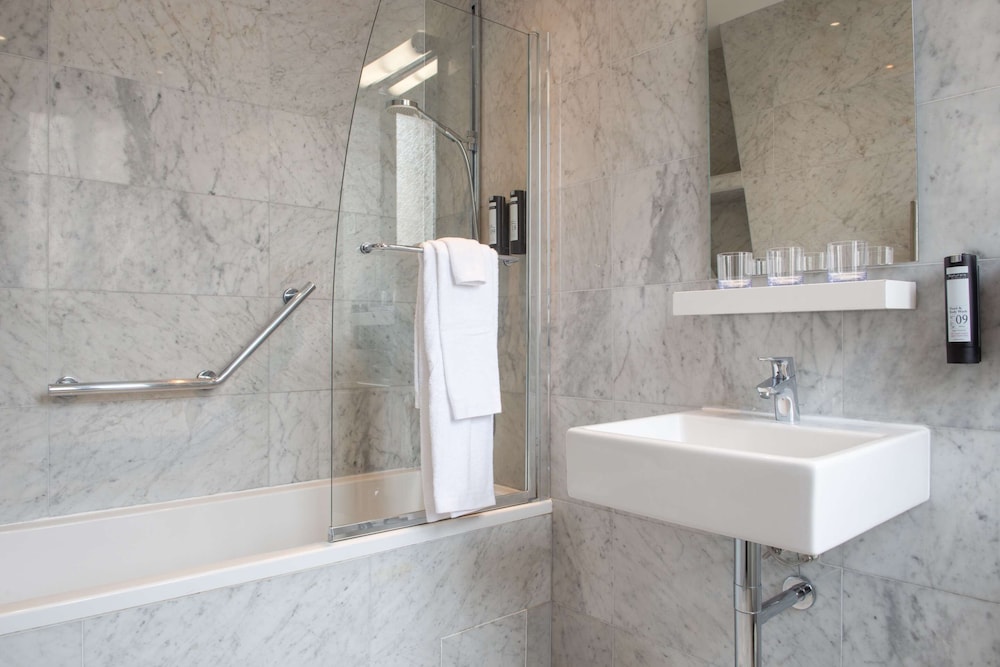 Habitación triple Premium del hotel De La Porte Dorée. Foto 5