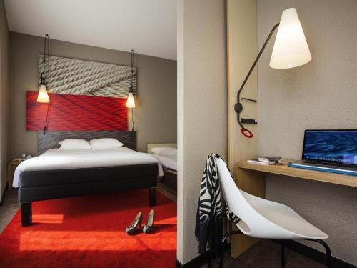 Standard Double Room with One Double and One Single Bed - Non - Smoking del hotel Ibis Paris Gare De L'est Tgv. Foto 11