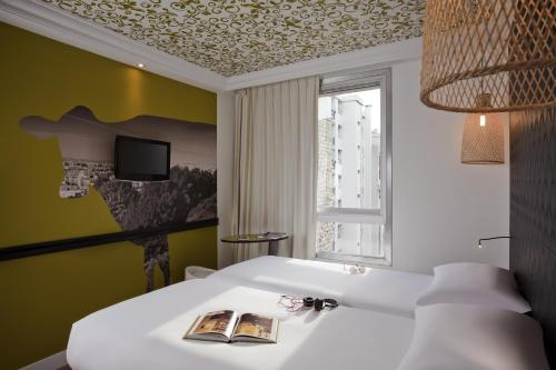 Habitación Doble - 2 camas del hotel Ibis Styles Paris Buttes Chaumont. Foto 1
