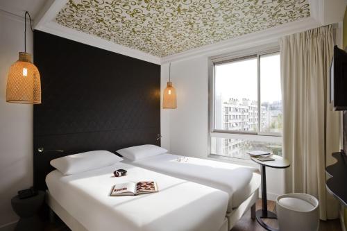 Habitación Doble - 2 camas del hotel Ibis Styles Paris Buttes Chaumont. Foto 2