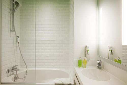 Habitación Doble - 2 camas del hotel Ibis Styles Paris Buttes Chaumont. Foto 10