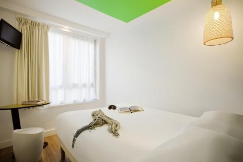 Habitación Individual del hotel Ibis Styles Paris Buttes Chaumont. Foto 1
