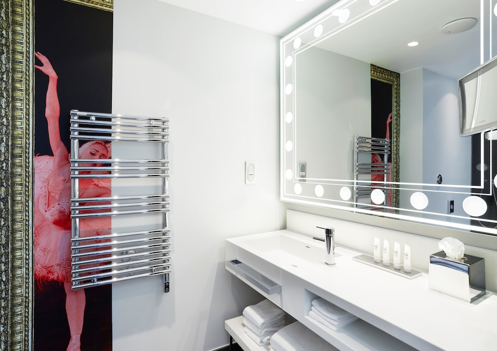 Habitación estándar, 1 cama de matrimonio con sofá cama (Walk in Shower) del hotel Indigo Paris Opera. Foto 5