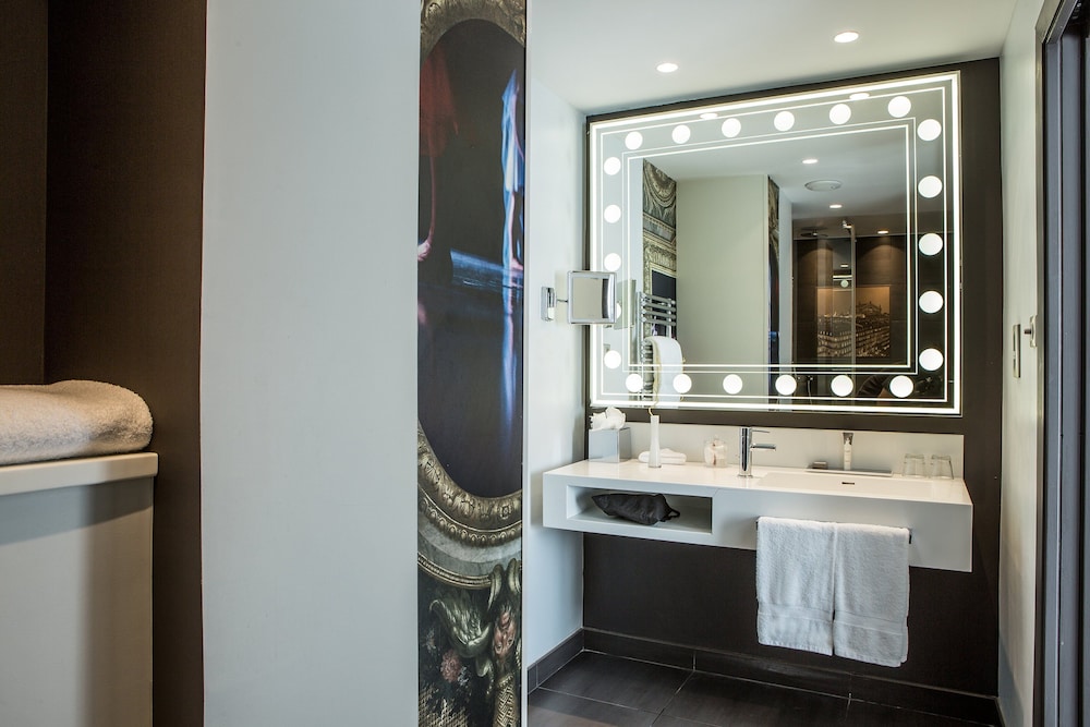 Habitación Premium, 1 cama de matrimonio con sofá cama del hotel Indigo Paris Opera. Foto 7