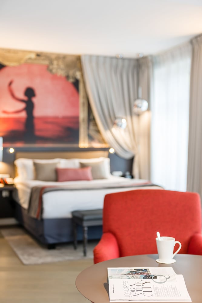 Suite, 1 cama de matrimonio con sofá cama del hotel Indigo Paris Opera. Foto 1