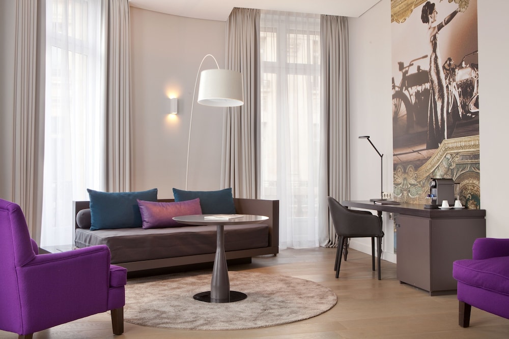 Suite, 1 cama de matrimonio con sofá cama del hotel Indigo Paris Opera. Foto 6