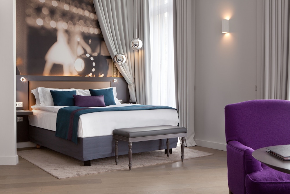 Suite, 1 cama de matrimonio con sofá cama del hotel Indigo Paris Opera. Foto 7