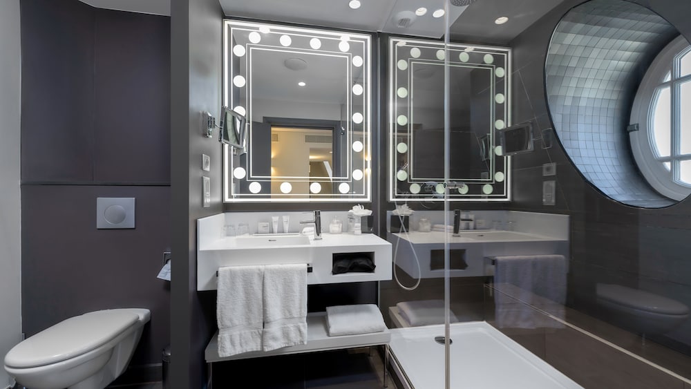 Suite, 1 cama de matrimonio con sofá cama del hotel Indigo Paris Opera. Foto 14