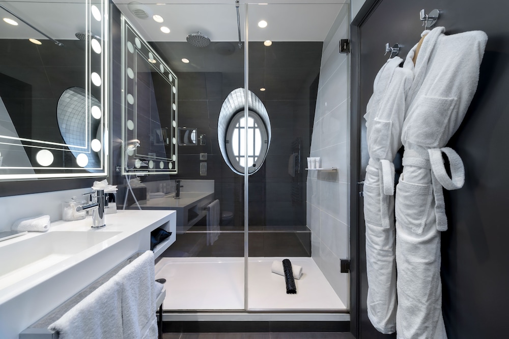 Suite, 1 cama de matrimonio con sofá cama del hotel Indigo Paris Opera. Foto 15