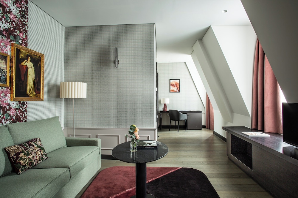 Suite, 1 cama de matrimonio con sofá cama del hotel Indigo Paris Opera. Foto 3