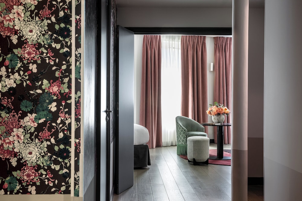 Suite, 1 cama de matrimonio con sofá cama del hotel Indigo Paris Opera. Foto 5