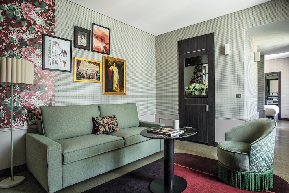 Suite, 1 cama de matrimonio con sofá cama del hotel Indigo Paris Opera. Foto 6